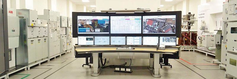 Inmitten von Schaltanlagen und Systemen steht das Überwachungs-Cockpit des Smart Lab.