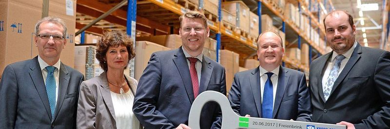 Von links nach rechts: Hendrik Fischer, Staatssekretär im Ministerium für Wirtschaft und Energie des Landes Brandenburg, Ute Bankwitz, Projektmanagerin der Wirtschaftsförderung Land Brandenburg GmbH, Christof Prange, Head of Business Development, Goodman Germany, Roland Becker, Geschäftsführer GLX Global Logistic Services und Dr. Christian Büssow, Vice President Supply Chain Management, Knorr-Bremse Systeme für Nutzfahrzeuge.