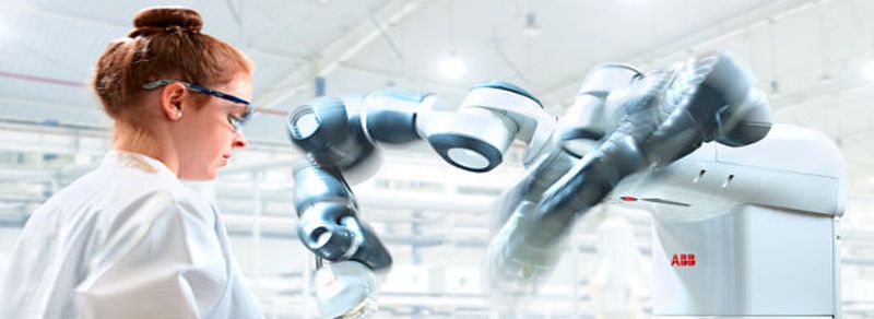 Hand in Hand mit der Maschine: Die duetsche Robotik- und Automatisierungsbranche ist weiterhin auch einem Umsatz-Rekordkurs. Nach Ansicht des VDMA sind dabei bestehende Trends wie Digitalisierung und Industrie 4.0 Garanten dafür, um auch in Zukunft hohe Prduuktivität und Arbeitsplätze zu erhalten.