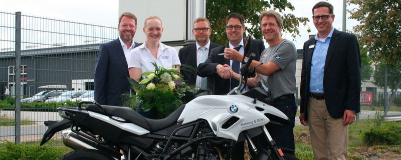 Das Foto zeigt (v.l.n.r.): Gerd Helming, Anita Freese, Heinz-Gerd Lindschulte (BTZ), BTZ-Geschäftsführer Matthias Ricken, Bernd Saenger BMW Motorrad und Achim Helming.