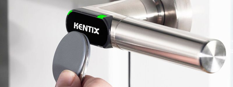 Kentix-Türschlüsser lassen sich beispielsweise per RFID-Chip öffnen und schließen. Wer dazu die Berechtigung hat, können Admins nun zentral bestimmen.