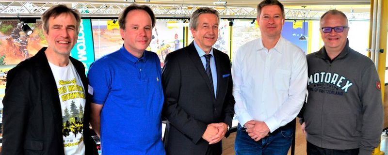 Das neu gewählte IVM-Präsidium (v.li.) mit Touratech-Gastgeber Herbert Schwarz, IVM-Präsident Ralf Keller (Yamaha), Hauptgeschäftsführer Reiner Brendicke, 1. Vizepräsident Henning Putzke (BMW Motorrad) und Fördermitglieder-Präsident Ronald Kabella (Bucher AG(Motorex). Der als 2. Vizepräsident gewählte Ralph Zimmer (Piaggio Deutschland) fehlte.