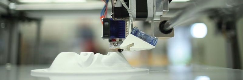 3D-Druck im Krankenhaus: Das Modell einer Gussform für eine Beatmungsmaske wird beim Rapid-Mask-Verfahren mit einem 3D-Drucker gedruckt. Zuvor wurden die biometrischen Daten des Gesichts mit einem 3D-Scanner vermessen.