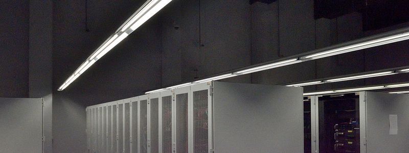 Bislang waren Temperaturen über 30 Grad für LEDs ein No-go. Doch nun bekam Ledvance das Problem in den Griff und die Technik ist damit für den Rechenzentrumsbetreiber EMC HostCo nutzbar.
