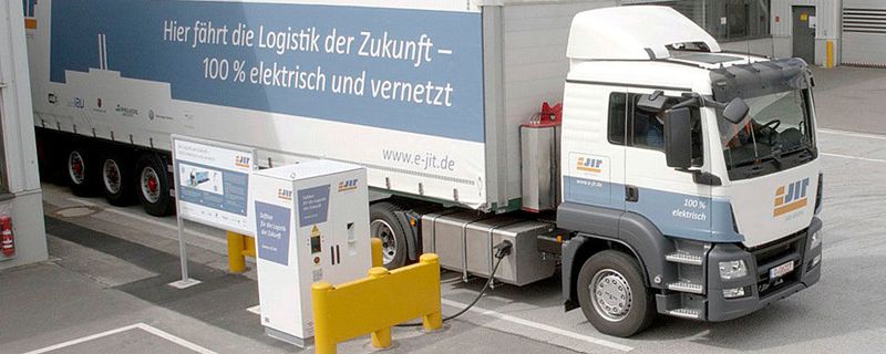 und Porsche nutzen in ihren Werken in Zwickau und Leipzig ab sofort elektrisch angetriebene Sattelzugmaschinen.