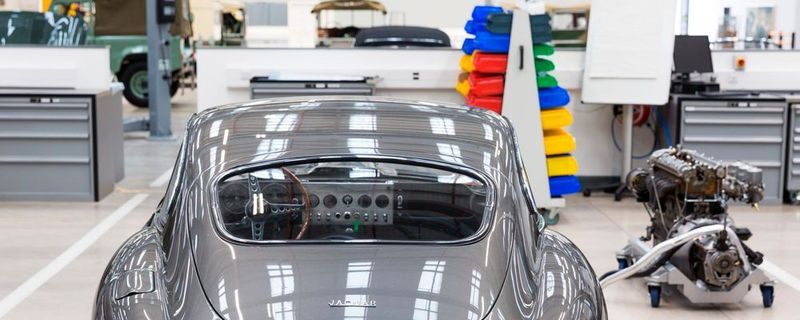 Im englischen Coventry wartet, restauriert und vermarktet Jaguar Land Rover Young- und Oldtimer der Marke.
