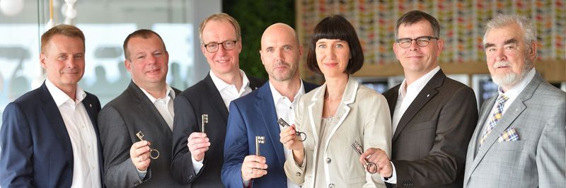 Schlüsselübergabe bei Komsa: Die Firmengründer Gunnar Grosse (rechts) und Jürgen Unger (links) wechseln in den Aufsichtsrat. Sven Mohaupt, Steffen Ebner, Uwe Bauer, Katrin Haubold und Torsten Barth sollen den Vorstand bilden.