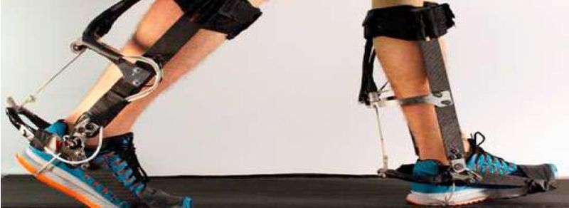 Das Exoskelett wird an beiden Knöcheln befestigt. Ein Optimierungsalgorithmus passt automatisch die Kontroleln an, so dass sich das Gerät an die Schritt- und Geheigenschaften des jeweiligen Trägers individuell anpasst.