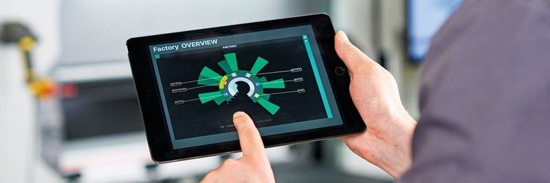 Grüne Balken bedeuten, die Maschinen produzieren. Die Sunburst-Ansicht ist einer von mehreren Statusberichten im ByCockpit. Das Kreisdiagramm präsentiert den Zustand der gesamten Fertigung auf einen Blick.