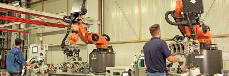 Zwei KUKA-Roboter aus der KR-Quantec-Serie vom Typ KR 210 R2900 prime in der Konsolen-Ausführung sorgen bei BMW in Landshut für einen optimalen Prüfvorgang der Kurbelgehäuse.