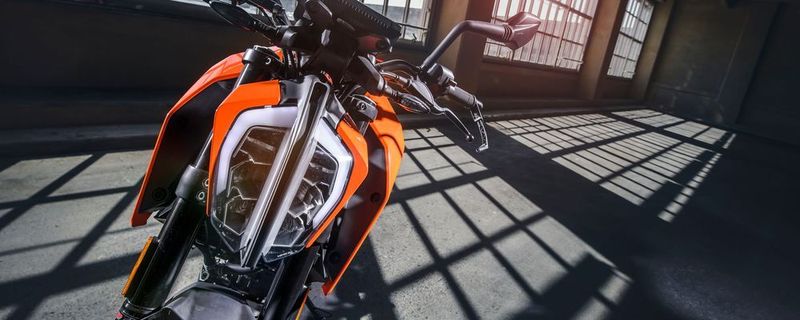 Das LED-Licht der KTM Duke 125 bedarf einer Überprüfung und muss zurück in die Werkstätten.
