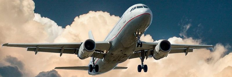 Auf Flugreisen kann viel passieren. Deshalb müssen Flugbegleiter regelmäßig Sicherheitstrainings durchlaufen, um in Gefahrensituationen in der Luft, bei der Landung und auf dem Boden vorbereitet zu sein.