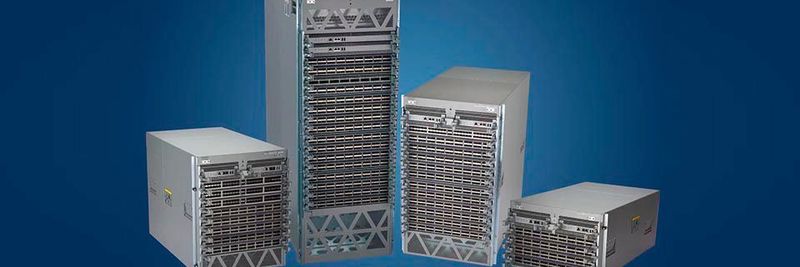 Die 7516 (2.v.l.), das jüngste Mitglied der 7500R-Serie, erhöht die Portzahl auf bis zu 576 Ports bei Line Rate 100G Ethernet.