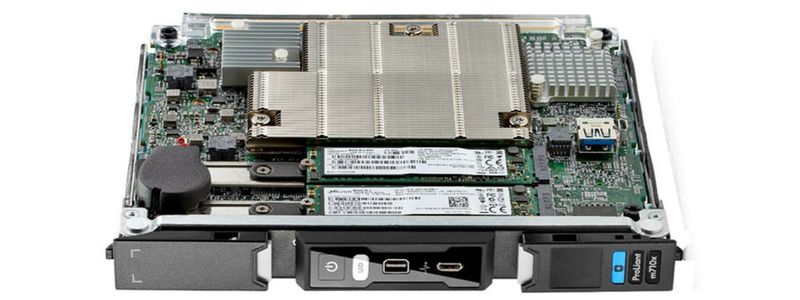 Das „Moonshot 1500“- Chassis ist ein Kraftpaket: Das 4,3 Units-Design ist für die Aufnahme von System on a Chip (SoC)-Technik gedacht, und stellt Management, Networking, Storage, Power und Switching als shared ressources zur Verfügung. Von den abgebildeten Cartridges kann das System bis zu 45 aufnehmen.
