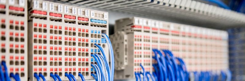 Speziell für die Anforderungen der Steuerstromverteilung konzipiert, sparen die Klippon Connect PUSH-IN-Potentialverteilerreihenklemmen Platz bei gleichzeitig schneller und übersichtlicher Verdrahtung.