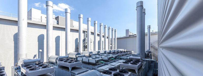 Die adäquate Kühlung sichert den Rechenzentrumsbetrieb; Oftmals steht ein Teil des Kühlsystems auf dem Dach, wie hier bei E-Shelter in Frankfurt.
