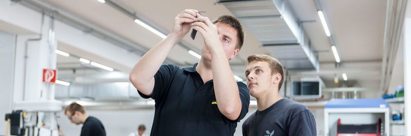 Die Kaeser Kompressoren SE bildet seit mehreren Jahren junge Menschen zu Produktionstechnologen aus. Die jungen Facharbeiter werden in der Arbeitsvorbereitung, Produktionslogistik und im Service eingesetzt.