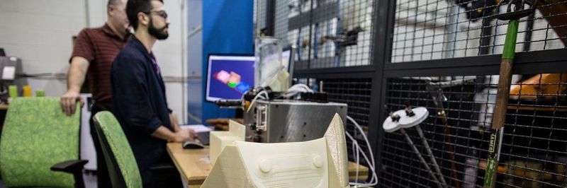 Die Ford Motor Company testet in ihrem Forschungs- und Innovationszentrum in Dearborn ab sofort 3D-Druck-Technologie im großen Maßstab. Zum Einsatz kommen "Infinite Build 3D-Drucker" von Stratasys.