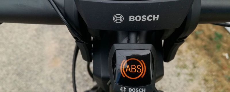 Zusätzlich befindet sich eine ABS-Kontrolllampe am Lenker. Funktioniert das ABS, erlischt die Leuchte kurz nach dem Start.