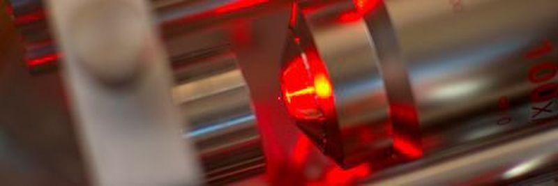 Empfindliche Sensoren müssen weitgehend von Umwelteinflüssen abgeschirmt sein. Forschende an der ETH Zürich haben nun gezeigt, wie man elektrische Ladung von einem Nanokügelchen, mit dem kleinste Kräfte gemessen werden können, entfernt und ihm hinzufügt.