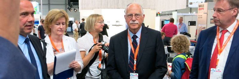 Presserundgang mit Chuck Hull. Der Erfinder des 3D-Drucks sollte nach eigener Aussage eigentlich schon längst im Ruhestand sein. Aber er sei immer noch hungrig nach Arbeit, sodass er in diesem Jahr sogar erstmals aus den USA zur Rapid.Tech nach Erfurt angereist ist.