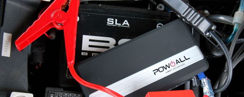 Die Start- und Ladehilfe Pow All 14.000 mAh der 2. Generation hilft zuverlässig beim Starten von Autos und Motorrädern, deren Batterie schlapp gemacht hat, lädt aber auch Laptops und Smartphones.