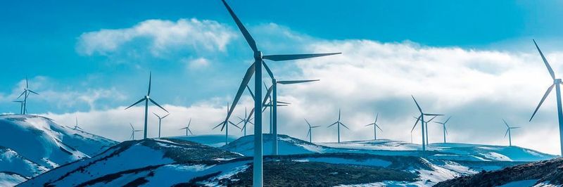 Erneuerbare Energien wie Windkraft und Solaranlagen sind wetterabhängig. Das kann gerade in kalten Wintern zu Problemen führen. Greenpeace Energy zeigt, wie man diese Dunkelflauten überwinden kann.