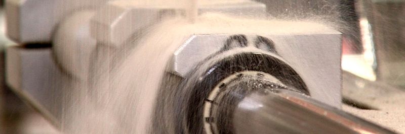 In industriellen Anwendungen sind Lager häufig hohen Belastungen und Verschmutzungen ausgesetzt. Bei Igus haben wir Linearkugel- und Lineargleitlager miteinander verglichen.