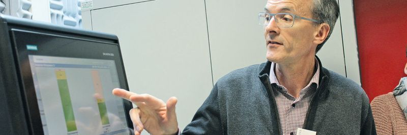 Weiss-Produktmanager Jürgen Müller baut im Rahmen eines im April 2017 veranstalteten Presse-Praxistags in Maroldsweisach via Internet die Verbindung zu einer Werkzeugmaschine auf. Diese ist mit SMI24 ausgestattet und steht bei Siemens im Technology and application centre, kurz TAC, in Erlangen.