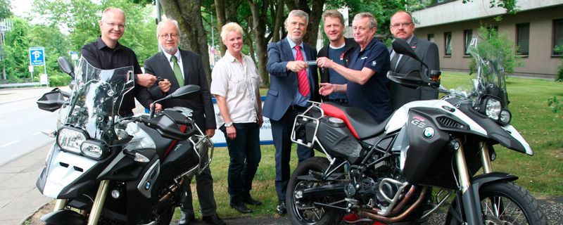 (v.l.) Christian Wecker, Motorsport Burgdorf GmbH, Eberhard Bolte und Carola Rudnik, Carl-Severing-Berufskolleg, Elmar M. Barella, Handwerkskammer, Bernd Saenger, BMW Group, Michael Pagel, Pagel + Meier Motorrad GmbH, und Jörg Strathmann, Handwerkskammer, mit beiden neuen BMW F 800 GS Maschinen.