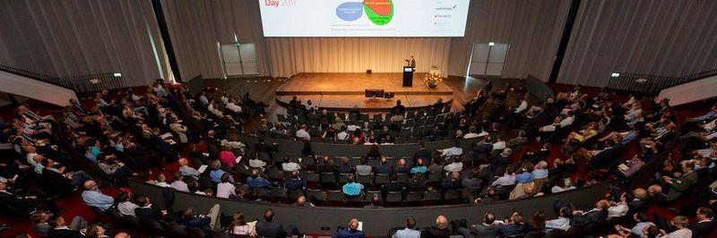 Volles Haus: Der Berner Kursaal beim Schweizer Medtech Day von oben.