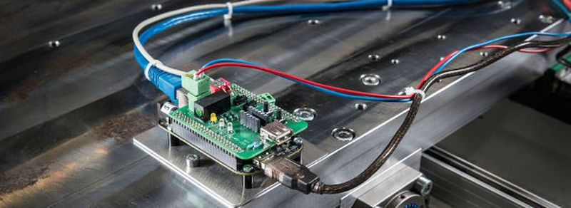 Kleiner Stecker, große Wirkung: Der Plug-and-Play-Adapter überwindet Sprachbarrieren zwischen Maschinen und macht das Umrüsten von Anlagen leichter.