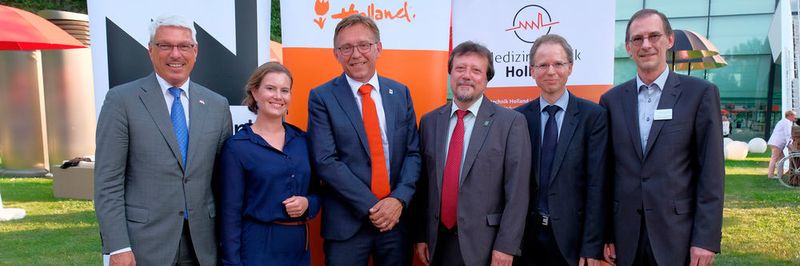 Die Freundschaft hat viele Gesichter (v.l.n.r.): Peter Vermeij, Generalkonsul des Königreichs der Niederlande in München, Anke Rosemann, Country Manager Germany Brainport Industries; John Blankendaal, Geschäftsführer Brainport Industries; Dr. Thomas Feigl, Vorstandsmitglied des Forum Medtech Pharma, Dr. Matthias Schier, Geschäftsführer Forum Medtech Pharma und Richard Krowoza, Geschäftsleitung der Nürnberg Messe.