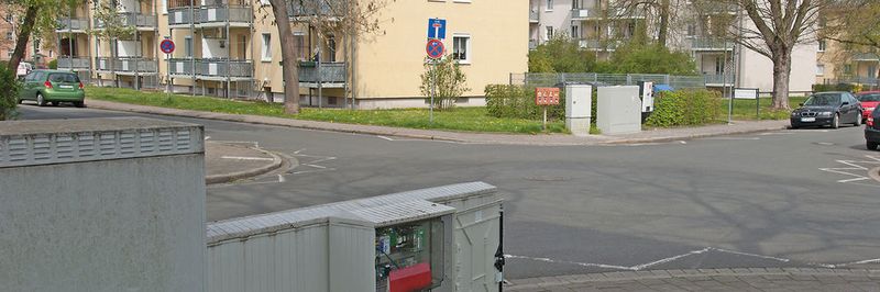 In Erlangen entwickeln die Stadtwerke zusammen mit der dortigen Universität eine Methode, die mit einem Minimum an Messdaten ein möglichst genaues Bild des städtischen Netzes liefert. Die Messtechnik von Janitza findet hier in einem separaten Schrank hinter den Kabelverteilern Platz.