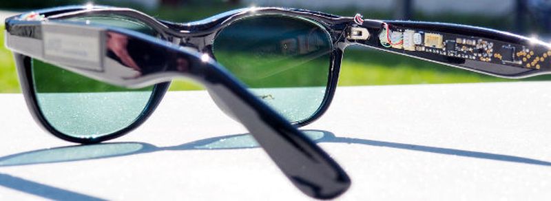 Die Solarbrille versorgt mit halbtransparenten organischen Solarzellen als Brillengläsern zwei Sensoren und Elektronik im Bügel mit Strom.