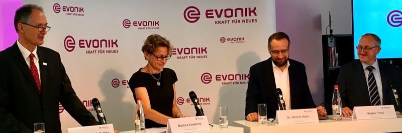 Evonik will 100 Millionen Euro für Digitalisierung bereitstellen und kooperiert mit IBM und der Universität Duisburg-Essen. Ulrich Radtke (Uni Duisburg-Essen), Martina Koederitz (IBM), Henrik Hahn und Ruben Thiel (Evonik) (v.l.) präsentieren auf dem Podium den gemeinsamen Ansatz.