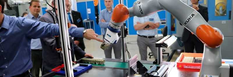 Im Praxisteil der Veranstaltung wurde MRK für die Teilnehmer erlebbar. Schunk zeigte Cobot-Applikationen live in Aktion.