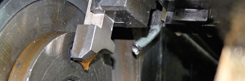 Beim Abstechen von Bohrwerkzeug-Rohlingen aus schwerer zerspanbaren Materialien auf älteren Einzweck-Drehmaschinen mit Stangenlader kommen die Penta-IQ-Grip-Werkzeuge von Iscar zum Einsatz.