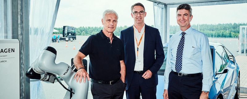 Neuer Kooperationsvertrag: (v. l. n. r.) Matthias Müller, Vorstandsvorsitzender der Volkswagen AG, Till Reuter, Vorstandsvorsitzender der Kuka AG und Ulrich Eichhorn, Leiter des Volkswagen-Konzernbereichs Forschung und Entwicklung, vereinbaren die gemeinsame Entwicklung von roboterbasierten Anwendungen rund um Fahrzeuge.