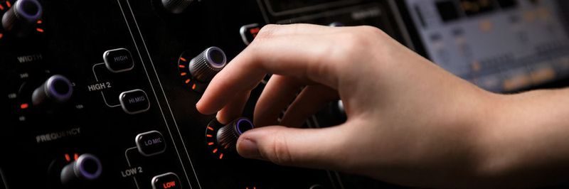 Fühlt sich gut an – ein Drehknopf ist dem Touchscreen oft überlegen, wenn präzise und schnelle Einstellungen nötig sind.