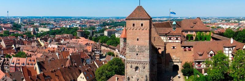 Nürnberg stellt auf energiesparende LED-Straßenbeleuchtung um. Jedes Jahr spart die Stadt damit knapp 800.000 kWh ein.