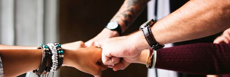 Abteilungsübergreifendes Teamwork ist ein besonders wichtiges Merkmal von DevOps-Strategien.