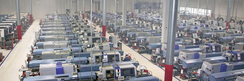 Rund 120 Maschinen stehen in der energetisch fast autarken Produktionshalle von Seeger. Wärmerückgewinnung, ein Blockheizkraftwerk, Wärmepumpen, Photovoltaikanlagen et cetera sorgen für entsprechende Einsparungen.