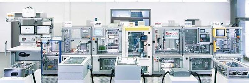 Durch smarte Technologien wird die Smart Factory im Vergleich zu heutigen industriellen Unternehmen deutlich effizienter.