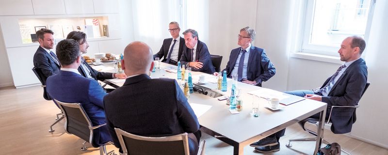 Die Themen Elektrifizierung, automatisiertes Fahren, Vernetzung und neue Mobilitätsmuster zwingen die Branche zum Umdenken. Wohin die Automobilzulieferindustrie steuert, erörterten Manager und Experten aus der Branche in München beim Round Table-Gespräch.