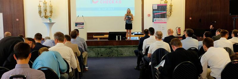 Julia Moßner (Chief Product Officer, Industry of Things) eröffnete den Reality Check 4.0 und begrüßte die Teilnehmer.