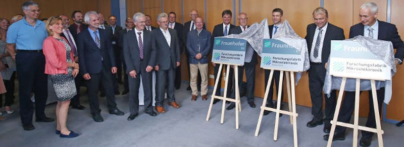 Feierliche Enthüllung der Schilder, die Fraunhofer IIS, Fraunhofer IISB und Fraunhofer EMFT als Mitglieder der Forschungsfabrik Mikroelektronik Deutschland (FMD) auszeichnen (v.r.n.l.): Prof. Dr. Christoph Kutter, Leiter der Fraunhofer EMFT, Prof. Dr. Lothar Frey, Leiter des Fraunhofer IISB, der Parlamentarische Staatssekretär bei der Bundesministerin für Bildung und Forschung, Stefan Müller, MdB, Josef Sauerer, Bereichsleiter Smart Sensing and Electronics am Fraunhofer IIS, Prof. Dr. Joachim Hornegger, Präsident der Friedrich-Alexander-Universität Erlangen-Nürnberg (FAU), Prof. Dr. Reinhard Lerch, Dekan der Technischen Fakultät der FAU. Bild: Kurt Fichs / Fraunhofer