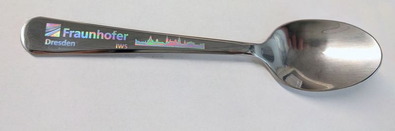 Mittels direkten Laserinterferenzstrukturierenkönnen beispielsweise Produktschutzhologramme „on-the-fly“ direkt auf Oberflächen von Metallen, Polymeren, Keramiken und Beschichtungen aufgebracht werden.
