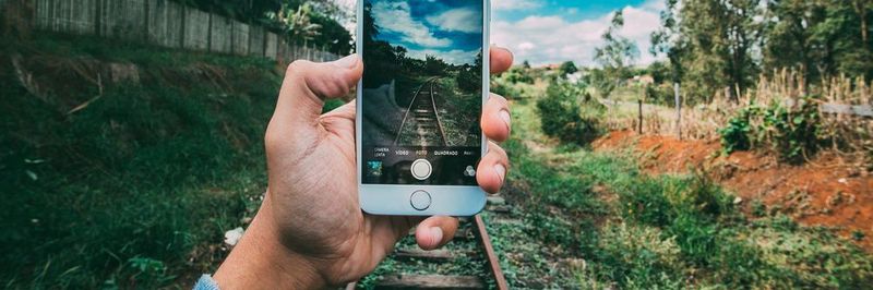 „Insbesondere auf Reisen im Ausland ist zu berücksichtigen, dass die Daten mobiler Endgeräte über Netze Dritter gesendet werden, bei denen keinerlei Aussage über das Sicherheitsniveau der Anbieter getroffen werden kann.“