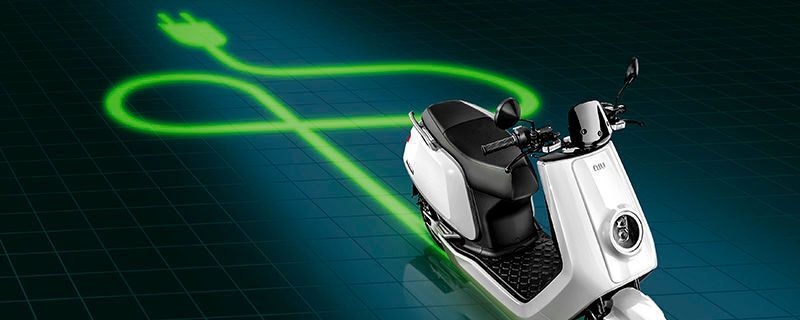 Tchibo bringt den Elektroroller Niu N1s auf deutsche Straßen.